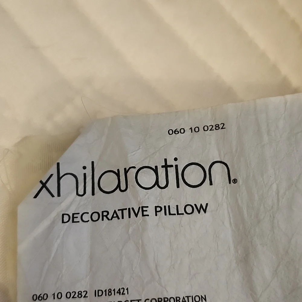 2 throw pillows